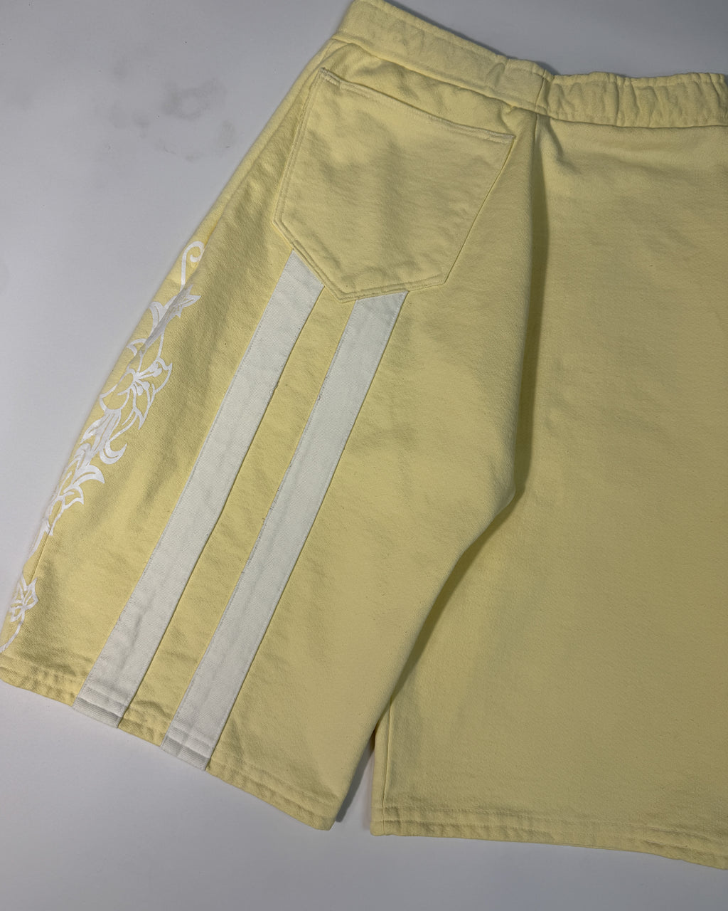 YELLOW ORCHID CAPRI SWEATSHORTS